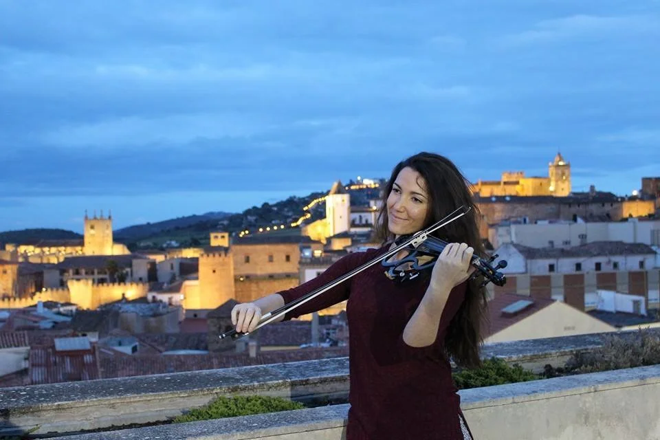 Laura con el violín y vistas de Cáceres