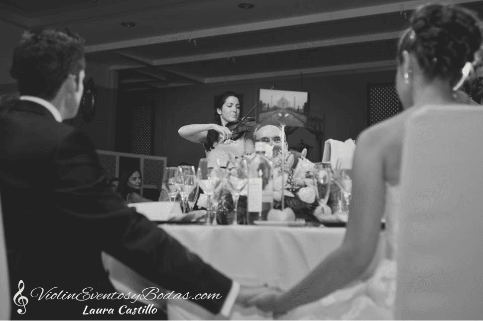 Novios emocionados con la música de violín