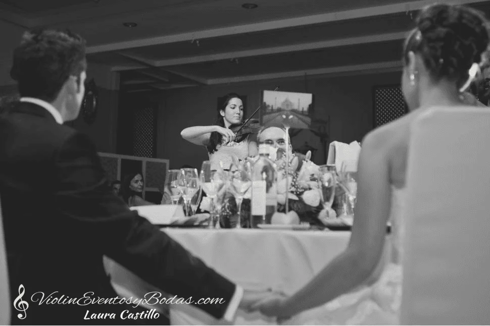 Novios emocionados con la música de violín